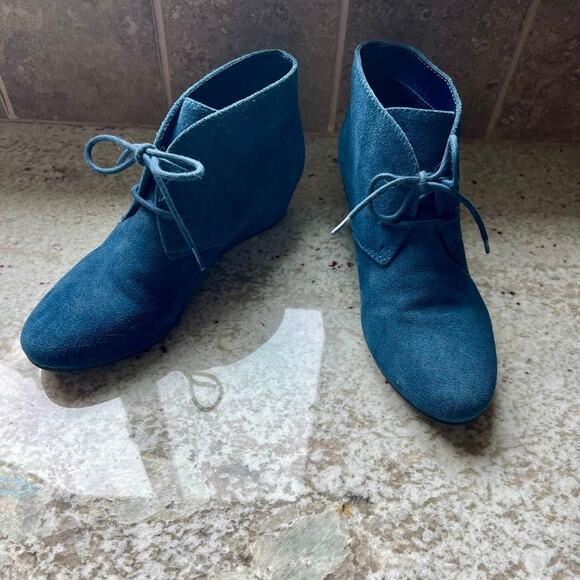 Nine West Faux Suede Lace Up Ankle Booties Wedge Navy Blue Women's 7 NWOT - Picture 2 of 2